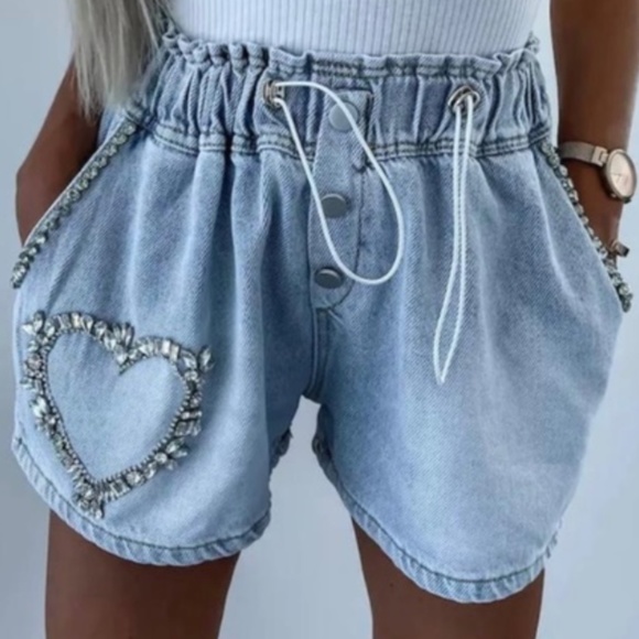 NEW Rhinestoneheart denim shorts